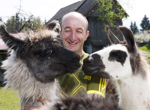 Robert, 33, der lustige Lamaz&uuml;chter aus K&auml;rnten. Robert betreibt Europas gr&ouml;&szlig;te Lamazucht mit ca. 300 Lamas und Alpakas.  Die Wolle seiner Lamas verkauft und vermarktet er, au&szlig;erdem bietet er Lama-Therapien und Kutschfahrten mit seinen Tieren an. Er ist seit 2 Jahren Single. Bild: ATV