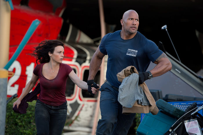 Carla Gugino und Dwayne Johnson in &bdquo;San Andreas&ldquo;. Bild: Sender/Warner
