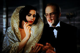 Die geheimnisvolle Lisle (Isabella Rossellini) beunruhigt Ernest Menville (Bruce Willis). Bild: Sender / Universal Studios