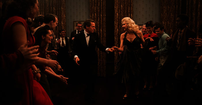 Hugh Grant (St. Clair Bayfield), Nina Arianda (Agnes Stark). Bild: Sender / Constantin Film