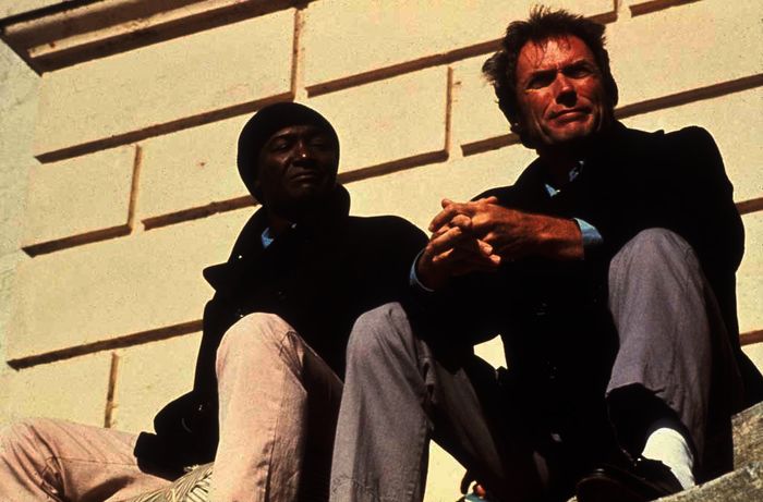 Einer der Insassen (Carl Lumbly, l.) berichtet Frank Morris (Clint Eastwood, r.), dass noch nie jemanden die Flucht aus Alcatraz gelungen ist. Doch das kann Frank nicht von seinem Plan abhalten. Bild: Sender / ZDF / TM &uml; & Copyright &copy; 2003 by Paramount Pictures All Rights Reserved