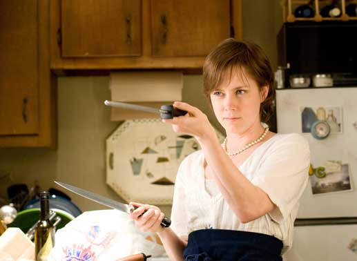 Julie Powell (Amy Adams) lebt im Jahr 2002 und ist gelangweilt von ihrem Leben. Bis ihr das Buch von Julia Child in die H&auml;nde f&auml;llt. Sie fasst den aberwitzigen Plan, alle 524 Rezepte der Kochlegende zuzubereiten - in 365 Tagen ... Bild: Sender / Columbia Pictures