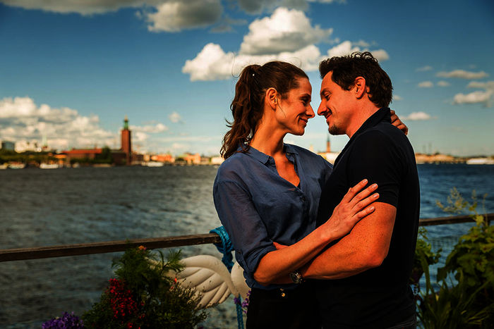 Anna Lund (Ellenie Salvo Gonzalez) und Sven Berggren (Markus Brandl) f&uuml;hlen sich zueinander hingezogen. Bild: Sender / ZDF / Arvid Uhlig 