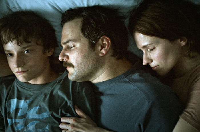 Wir sind dann wohl die Angehörigen: Die quälende Ungewissheit hat endlich ein Ende: Entführungsopfer Jan Philipp Reemtsma (Philipp Hau&szlig;) kommt nach erfolgreicher Geldübergabe frei (mit Adina Vetter und Claude Heinrich). Bild: Sender / Julian Krubasik