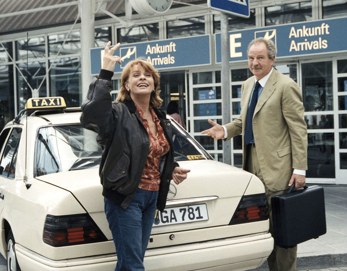 Senta Berger ist die M&uuml;nchener Taxlerin "schnelle Gerdi" und Friedrich von Thun als ihr Ex. Bild: Sender / / Christian A. Rieger