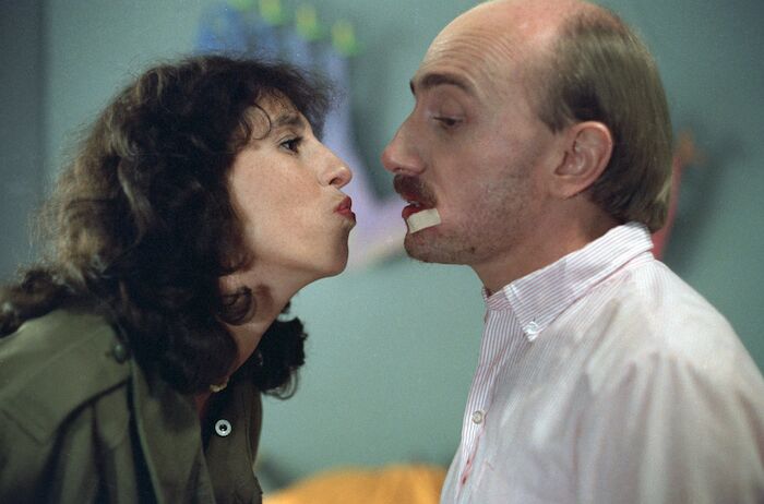 Die Frau von gegenüber: Je stärker die Bindung zwischen Nadine (Anémone) und Bernard (Michel Blanc) wird, desto deutlicher zeigt sich, wie fragil Trost sein kann und wie schnell aus Freundschaft Erwartungen entstehen, die beide überfordern. Bild: Sender / &copy; 1982 Studiocanal