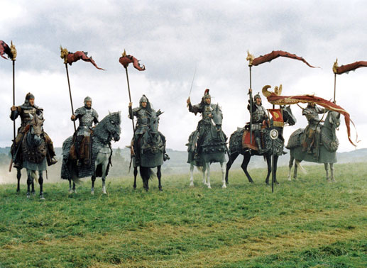 Ein r&ouml;mischer W&uuml;rdentr&auml;ger und sein Sohn sollen aus der von Pikten beherrschten Region n&ouml;rdlich des Hadrianwalls und den dort einfallenden barbarischen Sachsen in Sicherheit gebracht werden. Widerwillig ziehen sie in ihre letzte Schlacht. Im Bild: Clive Owen (Arthur, 2.v.re.). Bild: Sender
