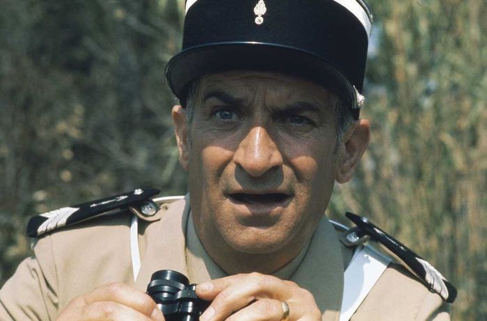 Ein Gendarm (Louis de Fun&egrave;s) hat alles im Blick. Bild: Sender / Pierre Manciet