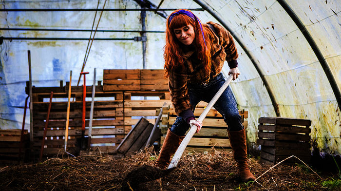 HIP: Ermittlerin mit Mords-IQ: Morgane (Audrey Fleurot) hat den richtigen Riecher und buddelt eine Leiche aus. Bild: Sender / NDR / PHLIPPE LE ROUX &ndash; THIBAUT GRABHERR / SEPTEMBREPRODUCTIONS / TF1