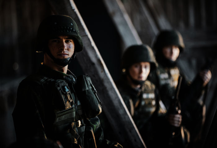 Californian Commando: Kaum ist Van Hamilton (Kian Lawley) in Finnland gelandet, wird er von der Milit&auml;rpolizei eingezogen und zu den Commandos in die finnische Wildnis verfrachtet. Bild: Sender / ZDF und Cata Portin