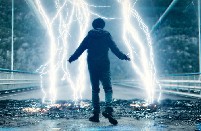 Mortal - Mut ist unsterblich: Als der fl&uuml;chtige Eric (Nat Wolff) von den norwegischen Einsatzbeh&ouml;rden auf der Hardangerbr&uuml;cke festgesetzt wird, beschw&ouml;rt er ein schweres Gewitter herauf. Bild: Sender /  ZDF / Lars Olav Dybvig, Eirik Evjen. 