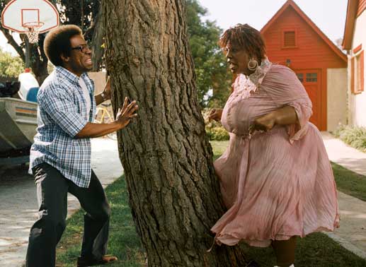 Zu Hause hat Norbit (Eddie Murphy) nicht viel zu melden, denn in seiner Ehe hat die Frau (Eddie Murphy) die Hosen an. Als diese dann von seiner Liebelei mit Kate erf&auml;hrt, bl&auml;ht ihm Schlimmes ... Bild: Sender