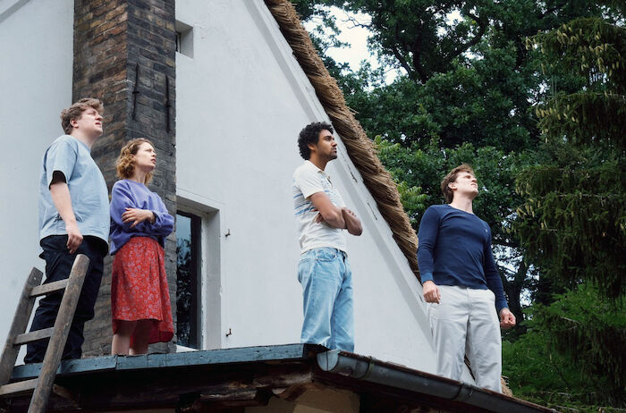 Roter Himmel: Während eines heißen Sommers kommen Leon (Thomas Schubert), Nadja (Paula Beer), Felix (Langston Uibel) und Devid (Enno Trebs, ) in einem Ferienhaus an der Ostsee zusammen. Bild: Sender / Schramm Film 2023
