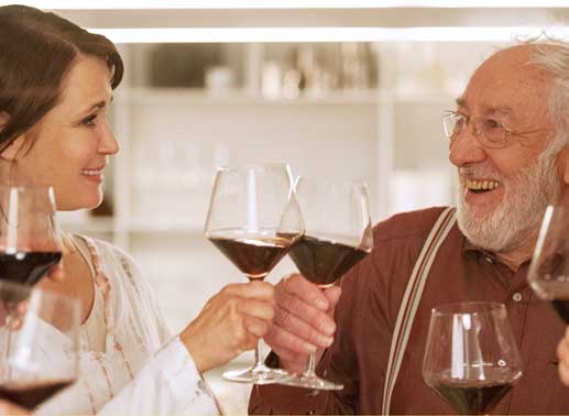 L&rsquo;chaim &ndash; auf das Leben! Edek Rotwachs (Dieter Hallervorden) stö&szlig;t mit Tochter Ruth (Anja Kling) an. Bild: Sender / Tivoli Film / Julia Terjung,