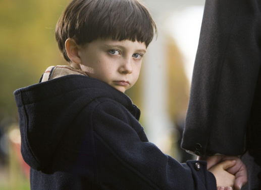 Damien (Seamus Davey-Fitzpatrick) w&auml;chst wohlbeh&uuml;tet auf, es h&auml;ufen sich jedoch die Anzeichen, dass mit ihm etwas nicht stimmt. Bild: Sender