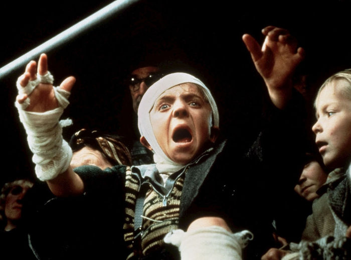 Seit seinem Sturz von der Kellertreppe hat Oskar (David Bennent) die unglaubliche F&auml;higkeit mit lauter, heller Stimme sogar Glas zum Zerspringen zu bringen. Als er sich von seiner Heimat Danzig verabschiedet, tut er das nat&uuml;rlich auch lautstark. Bild: Sender