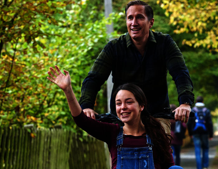 Ella (Tijan Marei) ist 16 &ndash; und schwanger. Von dem Vater des Kindes, den sie beim Sch&uuml;leraustausch in
Frankreich kennengelernt hat, wei&szlig; sie nur, dass er Pierre hie&szlig;. F&uuml;r ihren Vater Roman (Benno F&uuml;rmann) zun&auml;chst ein Schock. Doch zer fasst sich schnell und unterst&uuml;tzt Ella. Bild: Sender / ARD Degeto / Reiner Bajo