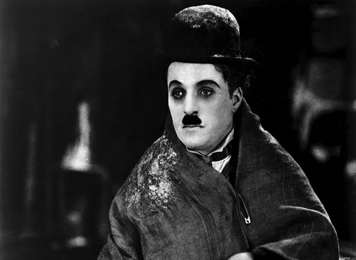 Frierend und erschöpft hat Charlie (Charles Chaplin) eine schützende Hütte erreicht .Bild: Sender/Tobis