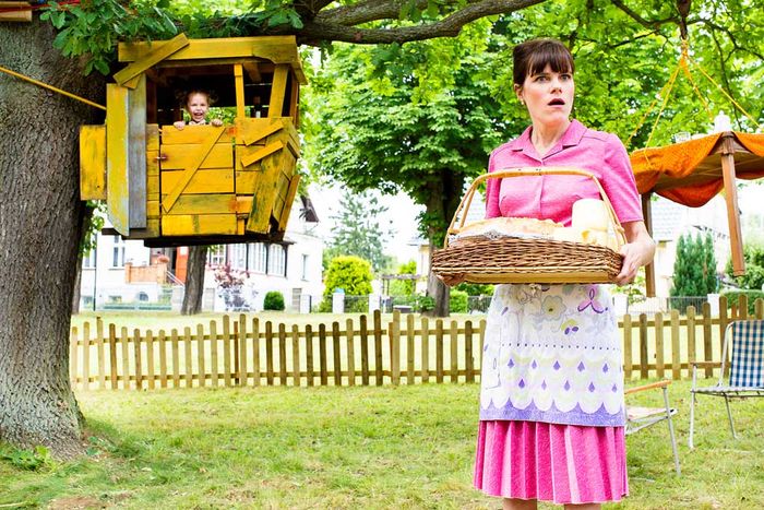 Mama Gaby (Fritzi Haberlandt) ist emp&ouml;rt: Klein Rieke liebt Baukrane, und der Kaffeetisch ist weggeflogen - mit dem Rhabarberkuchen! Bild: Sender / Veit Helmer-Filmproduktion