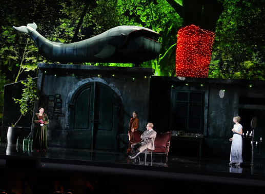 Krassimira Stoyanova (Feldmarschallin F&uuml;rstin Werdenberg), Sophie Koch (Octavian), G&uuml;nther Groissb&ouml;ck (Baron Ochs auf Lerchenau), Mojca Erdmann (Sophie). Bild: Sender / Roman Zach-Kiesling