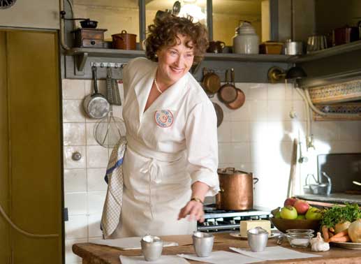 Frankreich 1949: Die amerikanische Diplomatengattin Julia Child (Meryl Streep) sucht nach einer Besch&auml;ftigung w&auml;hrend der Arbeitszeit ihres Mannes Paul. Also besucht sie einen Kochkurs an einer renommierten Pariser Schule - mit ungeahnten Folgen ... Bild: Sender / Columbia Pictures