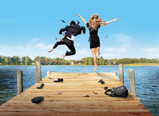 &Uuml;ber Umwege landen George (Paul Rudd) und Linda (Jennifer Aniston) in einer Hippie-Kommune und die von Stress und finanziellen Sorgen geplagten New Yorker beginnen das Leben in der Gemeinschaft zu genie&szlig;en. Bild: Sender / Universal Pictures