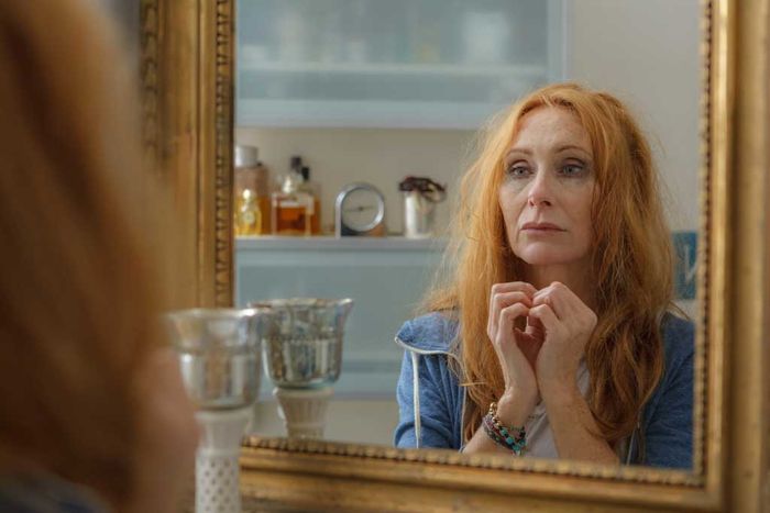 Rebecca (Andrea Sawatzki) versucht, Thadd&auml;us (Franz Hartwig) etwas aufzulockern - doch h&uuml;pfen auf dem Trampolin scheint nicht sein Ding zu sein. Bild: Sender / ZDF / Conny Klein