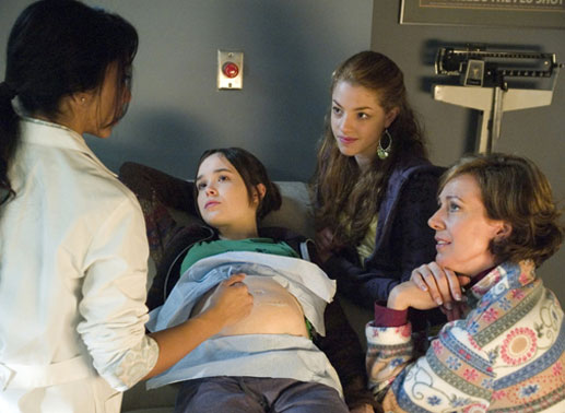 Die Assistentin (Kaaren de Zilva, l.) wagt es, Juno (Ellen Page, 2.v.l.) ein nicht vorhandenes Verantwortungsgefühl zu unterstellen. Doch sie hat die Rechnung ohne den Wirt gemacht. Juno's Mutter Bren (Allison Janney, r.) putzt die vorlaute Assistentin professionell runter. Da kann Juno's beste Freundin Leah (Olivia Thirlby, 2.v.r.) nur noch staunen. Bild: Sender
