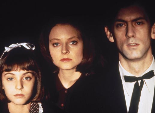 Lecter w&uuml;hlt immer tiefer in der Vergangenheit von Polizeisch&uuml;lerin Clarice (Jodie Foster, M.) und bekommt Einblick in ihre Seele als Kind (Masha Skorobogatov, l.) eines perversen Vaters (Jeffrie Lane, r.) ...