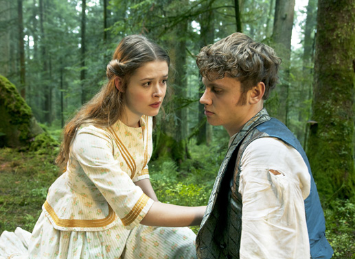 Lisbeth (Laura Louisa Garde) tröstet ihren Mann Peter (Rafael Gareisen), der sich inzwischen große Vorwürfe wegen seines gemeinen und gefühllosen Verhaltens macht. Bild: Sender