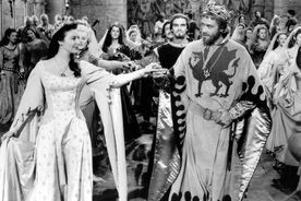 K&ouml;nigin Guinevere (Ava Gardner) und K&ouml;nig Artus (Mel Ferrer) beim Tanz
Bild: Sender / Warner Bros. Entertainment Inc