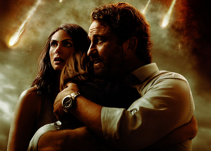 Greenland: Familie Garrity (Morena Baccarin, Roger Dale Floyd und Gerard Butler) muss sich vor einem verheerenden Kometeneinschlag in Sicherheit bringen. Bild: Sender / ZDF / Daniel McFadden
