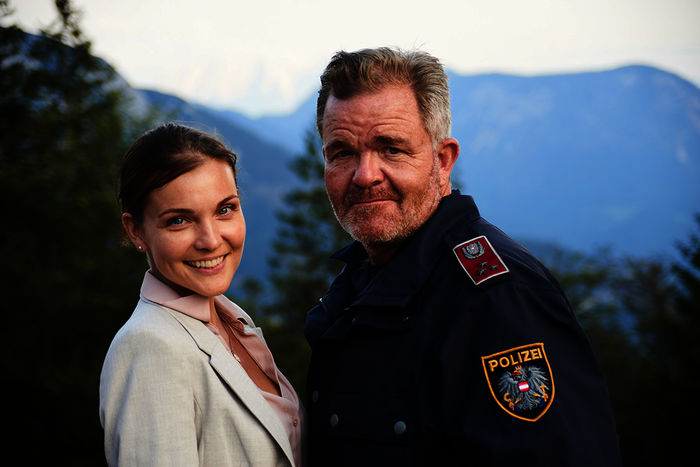 Gasperlmaier (Cornelius Obonya) und Fr. Doktor Weiss (Barbara Kaudelka) in Altaussee. Bild: Sender / ServusTV / Felix Vratny