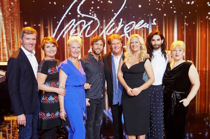 John J&uuml;rgens (Sohn), Jenny J&uuml;rgens (Tochter), Sonja J&uuml;rgens (Tochter), Max Giesinger, Howard Carpendale, Moderatorin Barbara Sch&ouml;neberger, Conchita und Maite Kelly. Bild: Sender / RTL / Stefan Gregorowius 