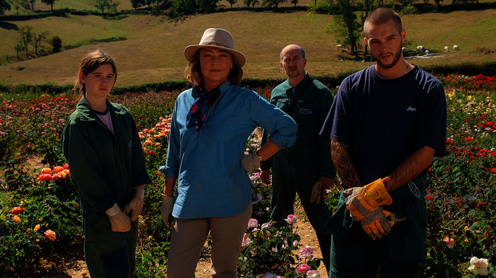 Der Rosengarten von Madame Vernet: Madame Vernet (Catherine Frot) mit ihrem neuen Helfer-Trio: Nad&egrave;ge (Marie Petiot), Samir (Fatsah Bouyahmed) und Fred (Melan Omerta). Bild: Sender / ARD Degeto / Neue Visionen Filmverleih
