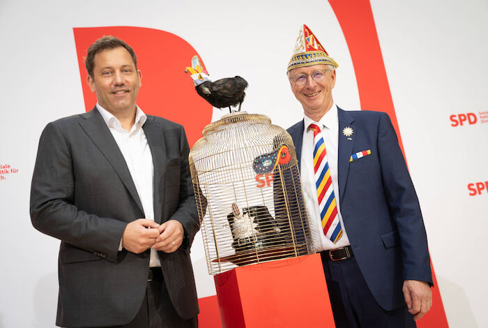 Wider den tierischen Ernst: Der amtierende Bundesvorsitzende der SPD Lars Klingbeil erh&auml;lt 2025 den 75. Orden "Wider den tierischen Ernst" des Aachener Karnevalsvereins (AKV). Bild: Sender / WDR / IMAGO / Chris Emil Janssen,