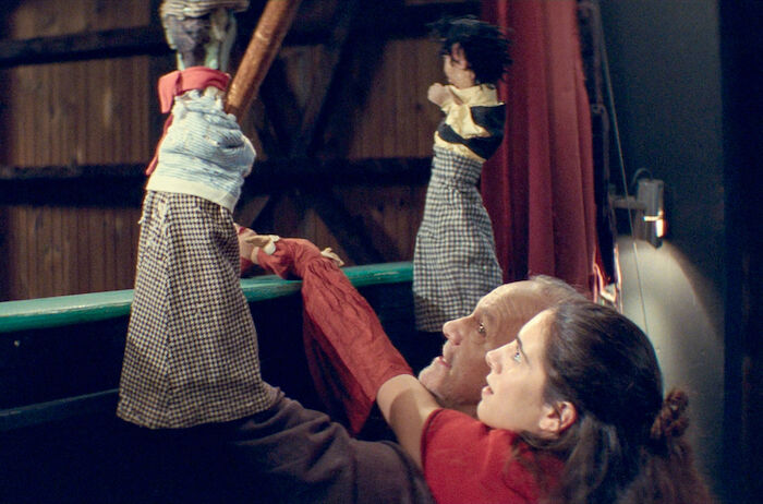 Der gro&szlig;e Wagen: Lena (Lena Garrel) teilt mit ihrem Vater Simon (Aur&eacute;lien Recoing) die Leidenschaft des Puppenspiels. Bild: Sender / 2022 Rectangle Productions / Close Up Films / ARTE France Cin&eacute;ma / RTS T&eacute;l&eacute;vision Suisse / Tournon Films