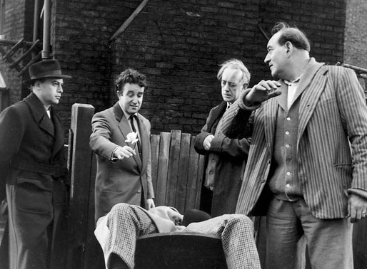 &Uuml;ber der Frage, wer die Mitwisserin ihres Verbrechens t&ouml;ten soll, ger&auml;t die Bande des "Professors" in t&ouml;dlichen Streit. Ein Gangster ist bereits tot. Von links nach rechts:  Herbert Lom als Louis, Peter Sellers als Harry, Alec Guinness als "Professor" und Danny Green als "Pfannkuchen". Bild: Sender