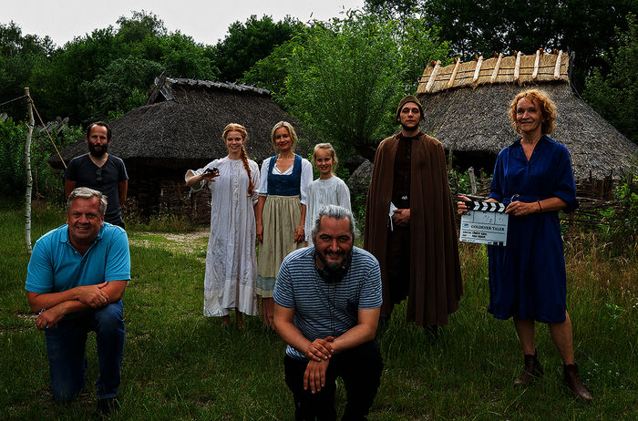 Ralf Noack (Kamera), Valerie Sophie Körfer (Anna Barbara), Stefanie Stappenbeck (Mutter Monika), Frida Brandenburg (Eva), Sandro Fioravanti (Torwächter), Gabriele Jung (Produzentin). Vordere Reihe von links: Marc Schneider (Produzent), Cüneyt Kaya (Regie). Bild: Sender / rbb / Michael Rahn