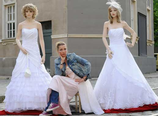 Hannah (Aglaia Szyszkowitz) &uuml;bernimmt die Hochzeitsagentur ihrer Mutter, die nach einem Autounfall im Krankenhaus liegt. Bild: Sender / Barbara Bauriedl