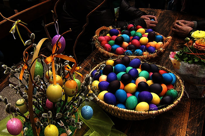 Unz&auml;hlige Ostereier am Lienzer Stadtmarkt bereit zum Pecken. Bild: Sender / ORF / Produktion West