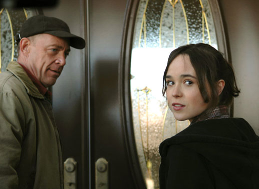 Juno (Ellen Page, r.) und ihr Vater Mac (J.K.Simmens) sind glücklich, dass sie ein so perfektes Elternpaar für das Baby gefunden haben. Bild: Sender