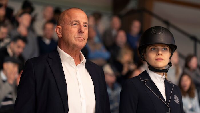 Die falsche Tochter: Der Konflikt zwischen Ina Hansen (Lili Epply) und Robert Leerkamp (Heino Ferch) eskaliert w&auml;hrend des Turniers. Bild: Sender / ZDF und Krzysztof Wiktor. 