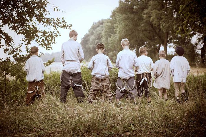 Srulik/Jurek (Andrzej und Kamil Tkacz) findet Unterschlupf bei einer polnischen Bauernfamilie. Beim gemeinsamen Pinkeln mit den ans&auml;ssigen polnischen Jungs wird er als Jude entlarvt. Bild: Sender / Hagen Keller