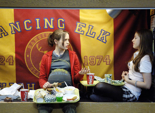 Juno (Ellen Page, l.) möchte das Kind auf gar keinen Fall abtreiben, aber behalten will sie es auch nicht. Ihre beste Freundin Leah (Olivia Thirlby, r.) bringt sie auf die Idee, dass Baby zur Adoption frei zu geben. Bild: Sender