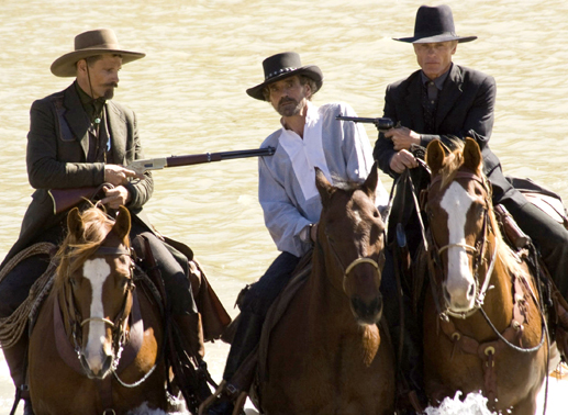 Die Gesetzesh&uuml;ter Virgil (Ed Harris, re.) und Everett (Viggo Mortensen, li.) haben den m&ouml;rderischen Rancher Randall Bragg (Jeremy Irons) endlich in ihre Gewalt gebracht. Bild: Sender