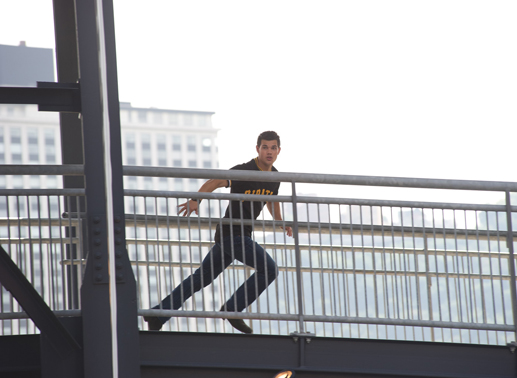 Nathan (Taylor Lautner) versteht die Welt nicht mehr. Bis gestern war er ein ganz normaler Teenager, aber heute wollen ihm v&ouml;llig unbekannte Menschen den Garaus machen. Eine gnadenlose Hetzjagd nimmt ihren Lauf ... Bild: Sender / Vertigo Entertainment