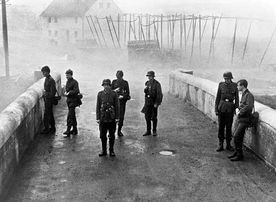 Kurz vor Ende des Zweiten Weltkriegs erhalten die Obersch&uuml;ler Hans (Folker Bohnet), Albert (Fritz Wepper), Walter (Michael Hinz), J&uuml;rgen (Frank Glaubrecht), Klaus (Volker Lechtenbrink), Sigi (G&uuml;nther Hoffmann) und Karl (Karl Michael Balzer) den Auftrag, eine Br&uuml;cke in ihrem Heimatort zu verteidigen.
Bild: Sender