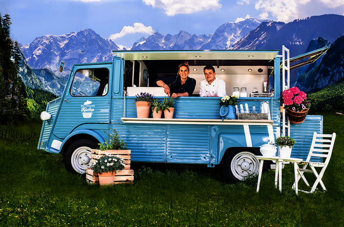 Köchin Anita und Geselle Max sind im blauen Foodtruck auf kulinarischer Reise unterwegs durch Österreich. Bild: Sender / ServusTV / Marco Riebler