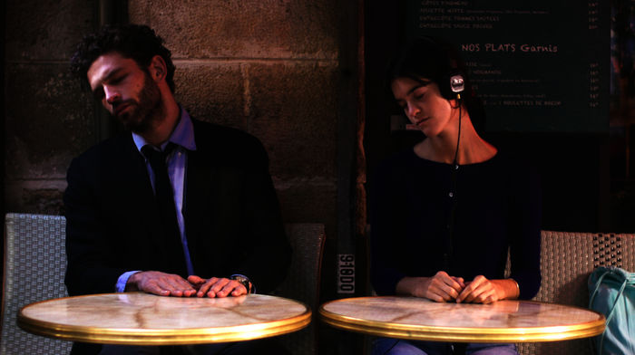 Frühling in Paris: Suzanne (Suzanne Lindon) mit Raphaël (Arnauld Valois). Bild: Sender / WDR / Avenue B Production
